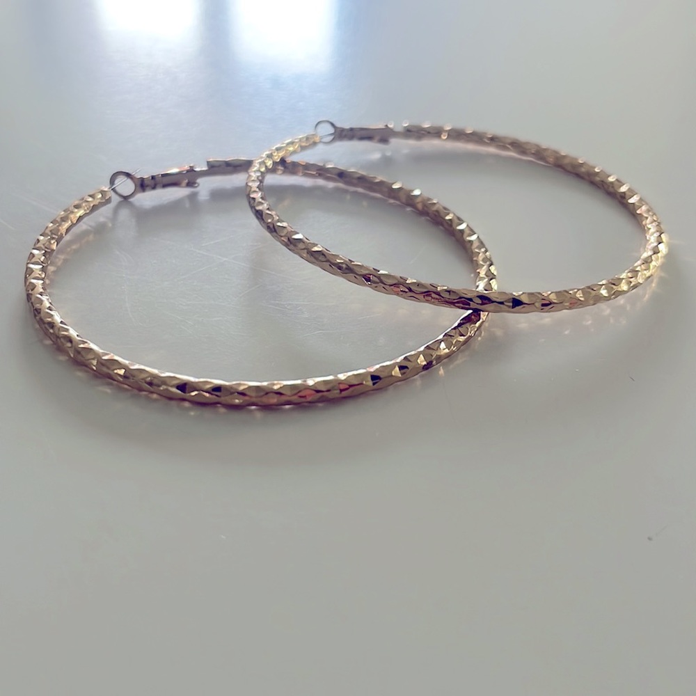 Super pretty gold hoops